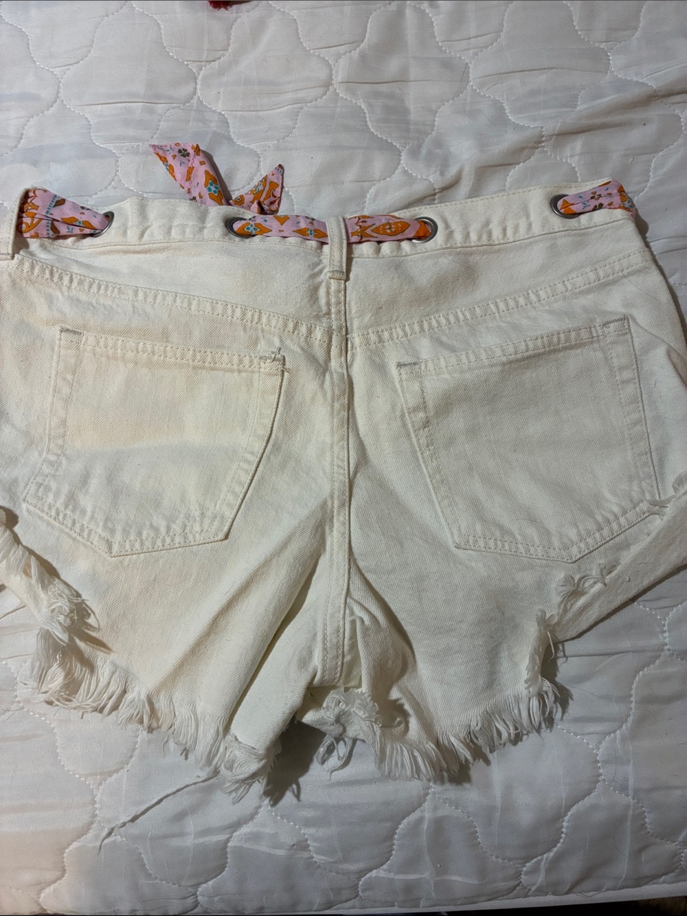 Women’s Free People cream Frayed Hem Denim Shorts Pink Accent Belt - Picture 5 of 5